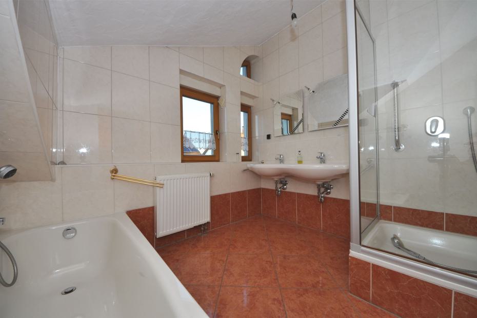 Bad mit Wannenbad und Dusche
