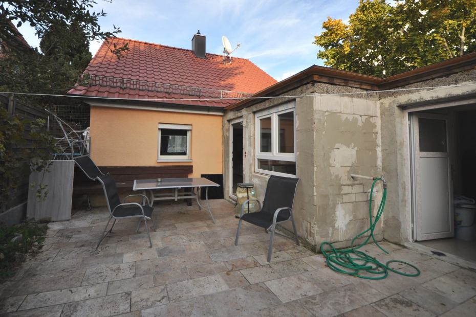 Haus Rückseite mit Terrasse und Anbau