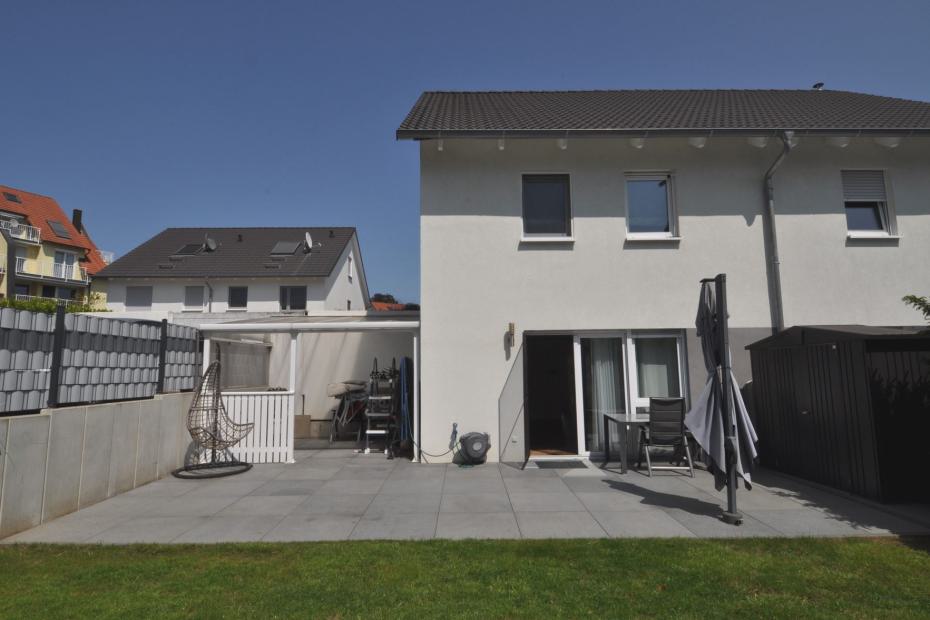 Hausrückseite mit Gartenbereich